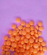 MAXIBILOBA (GINKGO BILOBA) - MEDICAMENTO HERBOLARIO. Comprimidos sobre fondo morado.