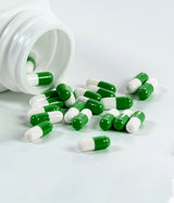Productos REGRIPAX + VYM - MEDICAMENTO HERBOLARIO, Ácido ascórbico, Echinacea purpurea y Zinc. Muestra de cápsulas esparcidas fuera del frasco.