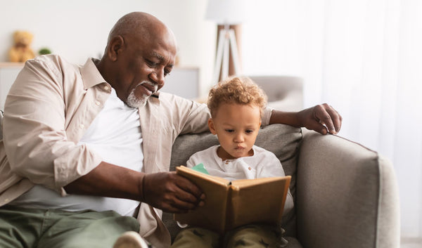Abuelo leyendo a su nieto a larga distancia